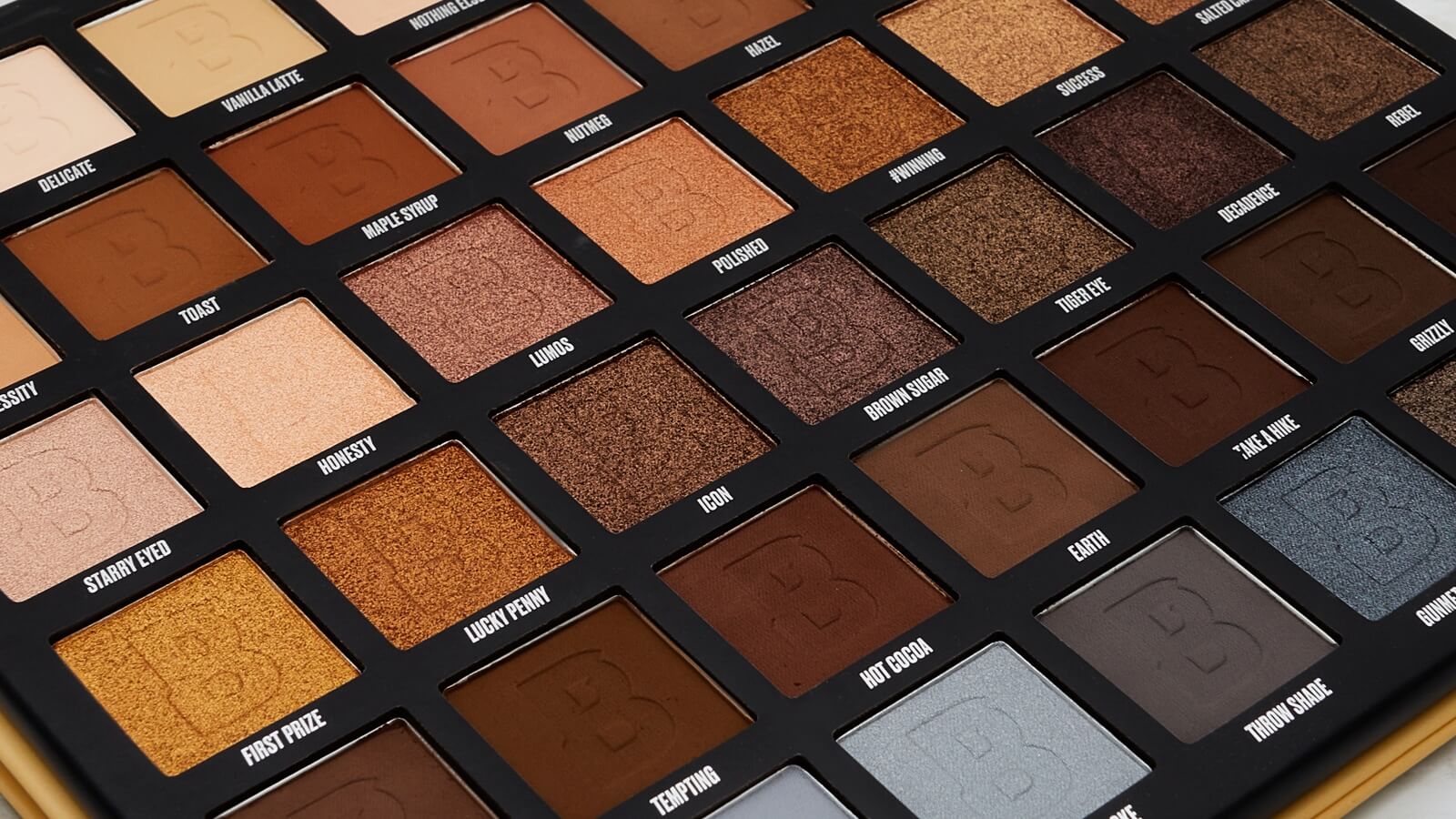 Eyeshadow Palette – Highly Pigmented, Blendable & Multi-Finish